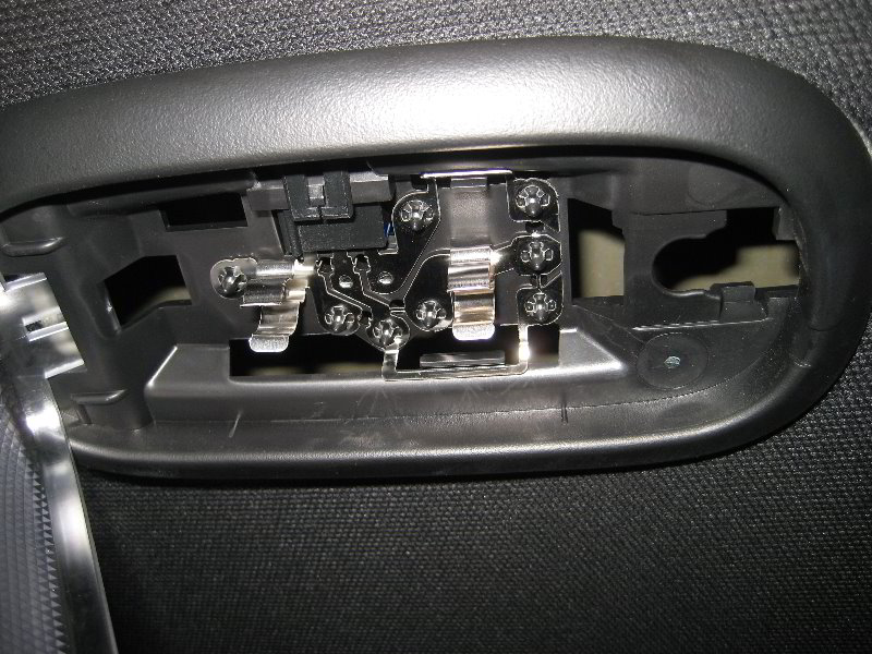 Chrysler-200-Dome-Light-Bulb-Replacement-Guide-008