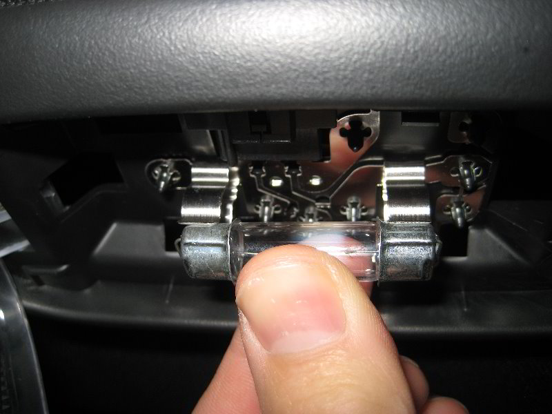 Chrysler-200-Dome-Light-Bulb-Replacement-Guide-009