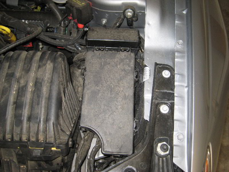 Chrysler-200-Electrical-Fuse-Relay-Replacement-Guide-001