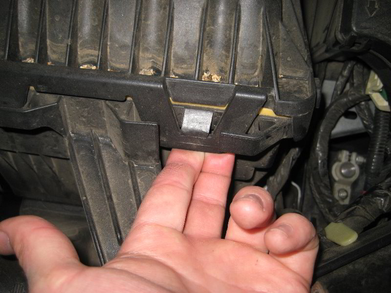 Chrysler-200-Engine-Air-Filter-Replacement-Guide-002