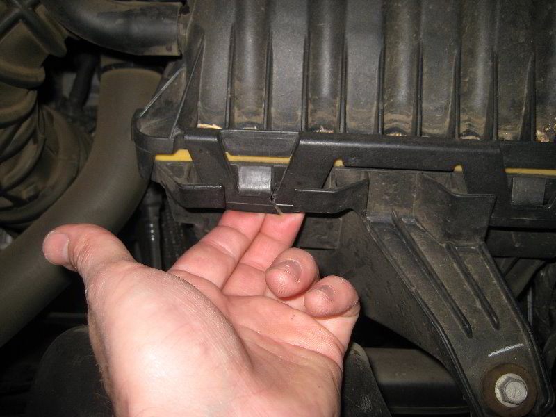 Chrysler-200-Engine-Air-Filter-Replacement-Guide-003