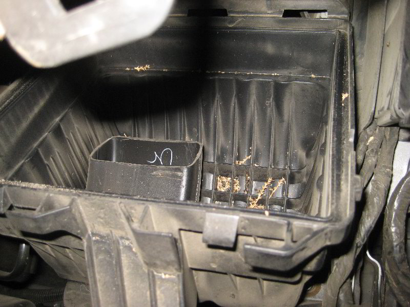 Chrysler-200-Engine-Air-Filter-Replacement-Guide-008