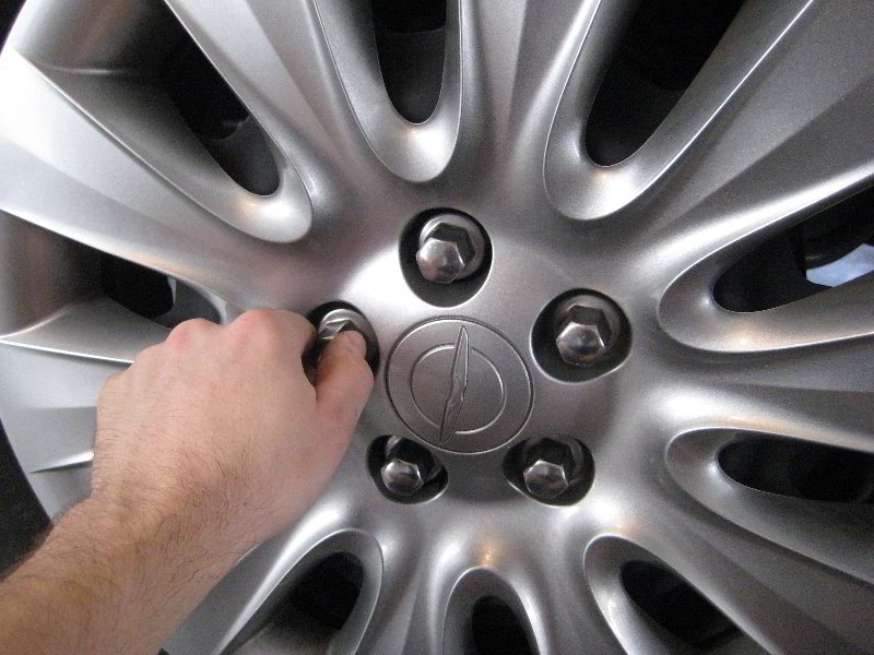 Chrysler-200-Front-Disc-Brake-Pads-Replacement-Guide-004