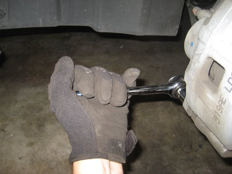 Chrysler-200-Front-Disc-Brake-Pads-Replacement-Guide-009