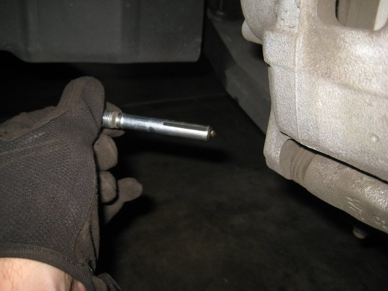 Chrysler-200-Front-Disc-Brake-Pads-Replacement-Guide-010