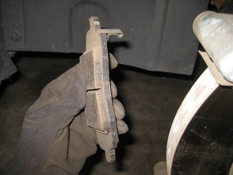 Chrysler-200-Front-Disc-Brake-Pads-Replacement-Guide-015