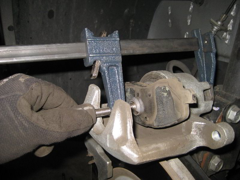 Chrysler-200-Front-Disc-Brake-Pads-Replacement-Guide-019