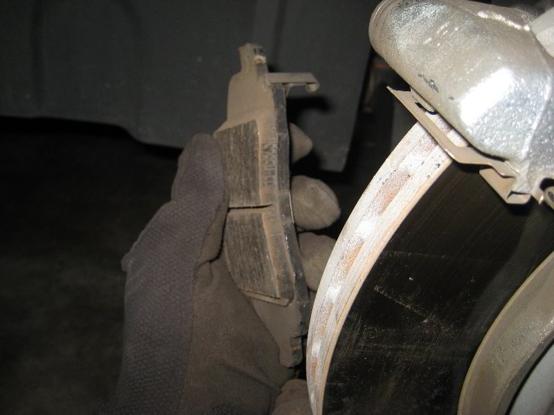 Chrysler-200-Front-Disc-Brake-Pads-Replacement-Guide-021