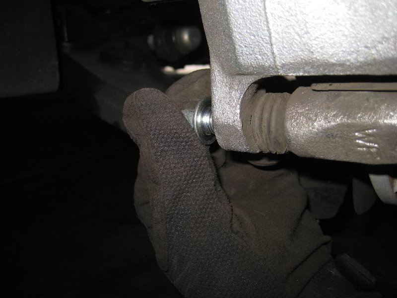 Chrysler-200-Front-Disc-Brake-Pads-Replacement-Guide-026