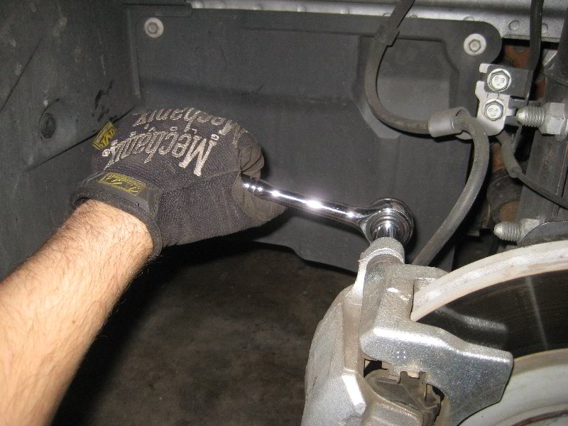 Chrysler-200-Front-Disc-Brake-Pads-Replacement-Guide-027