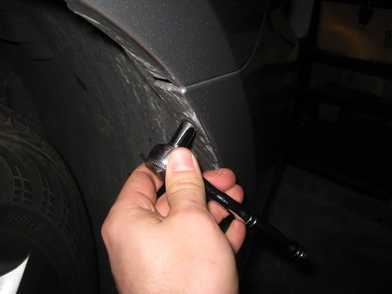 Chrysler-200-Headlight-Bulbs-Replacement-Guide-003