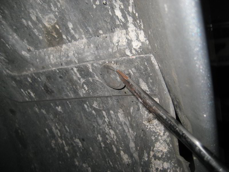 Chrysler-200-Headlight-Bulbs-Replacement-Guide-005