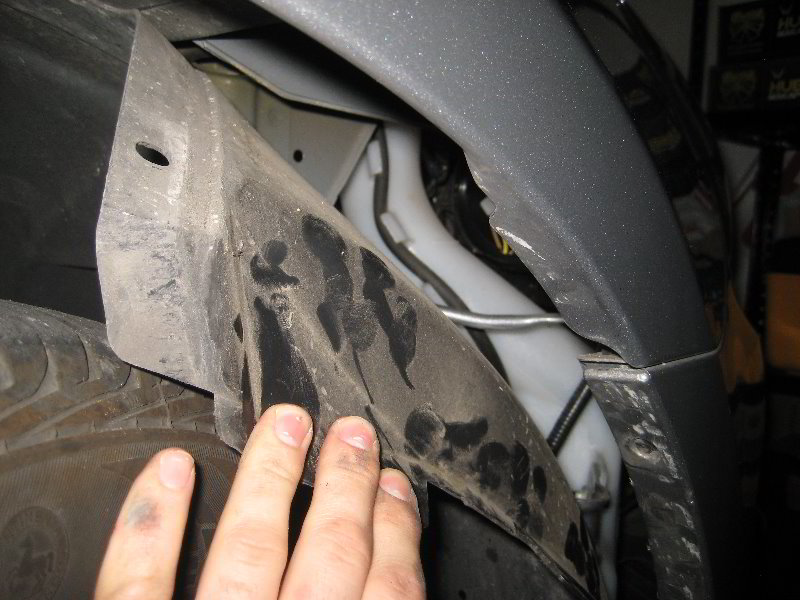 Chrysler-200-Headlight-Bulbs-Replacement-Guide-007