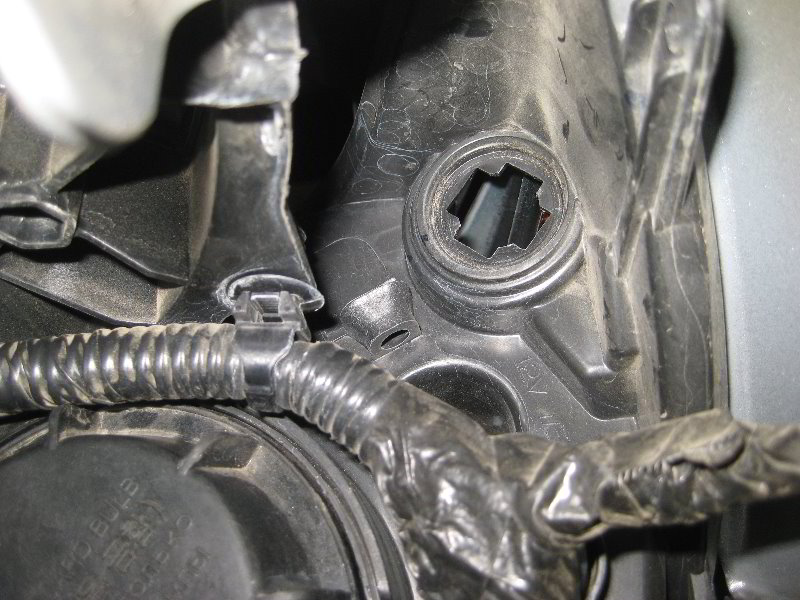 Chrysler-200-Headlight-Bulbs-Replacement-Guide-021