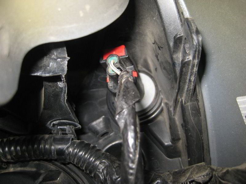 Chrysler-200-Headlight-Bulbs-Replacement-Guide-022