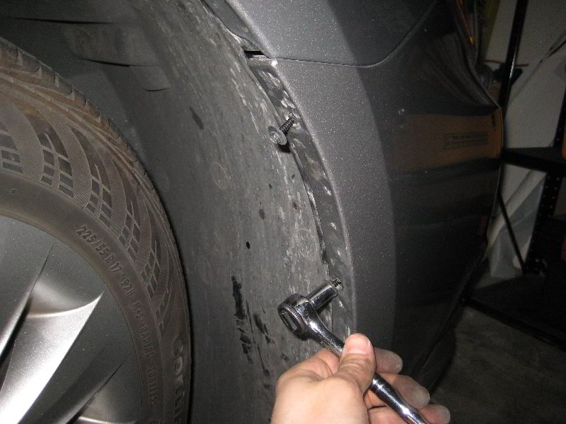 Chrysler-200-Headlight-Bulbs-Replacement-Guide-024