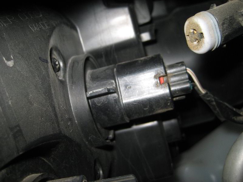 Chrysler-200-Headlight-Bulbs-Replacement-Guide-028