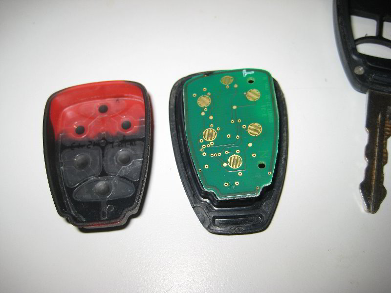 Chrysler-200-Key-Fob-Battery-Replacement-Guide-006