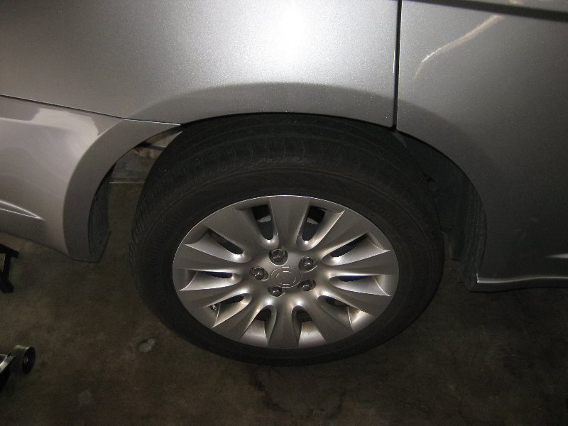 Chrysler-200-Rear-Disc-Brake-Pads-Replacement-Guide-001