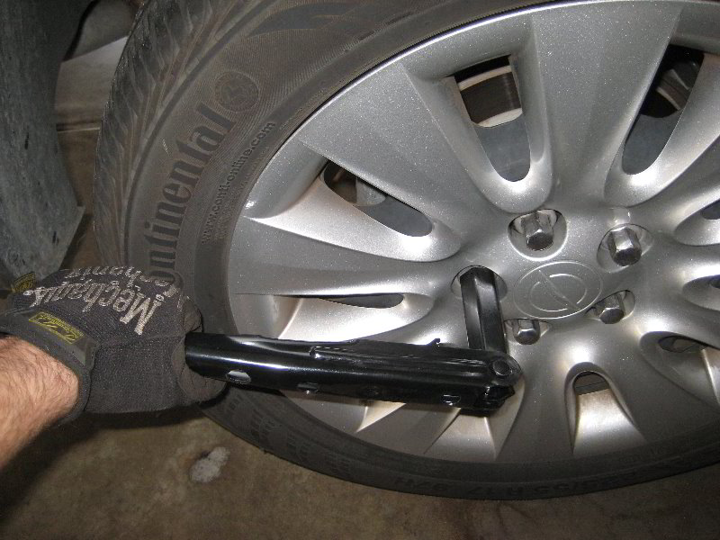 Chrysler-200-Rear-Disc-Brake-Pads-Replacement-Guide-002