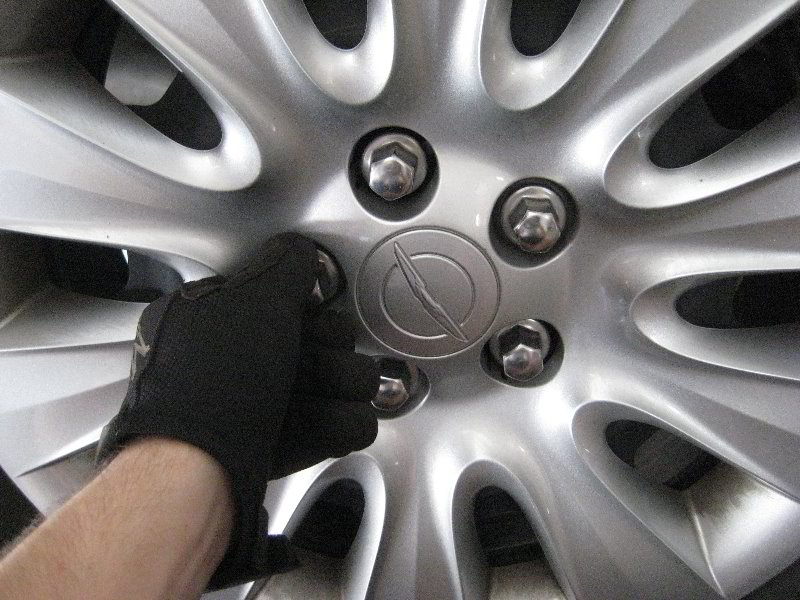 Chrysler-200-Rear-Disc-Brake-Pads-Replacement-Guide-003