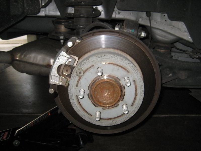 Chrysler200RearDiscBrakePadsReplacementGuide005