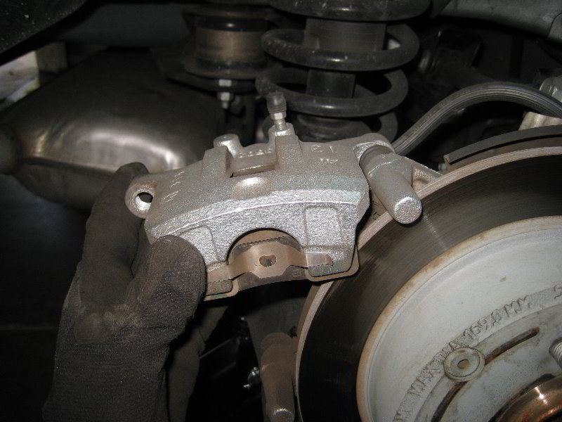 Chrysler200RearDiscBrakePadsReplacementGuide009