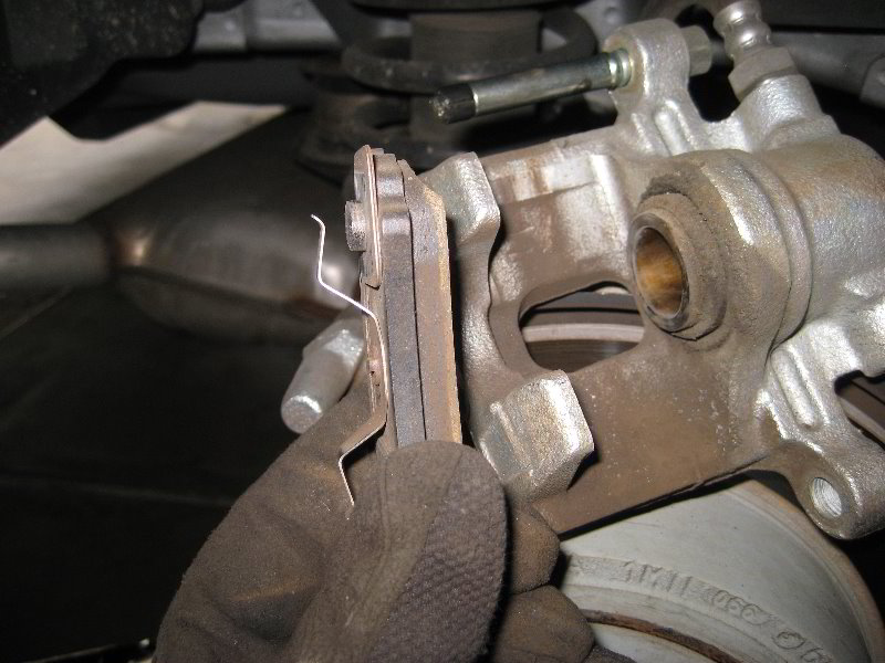 Chrysler200RearDiscBrakePadsReplacementGuide012