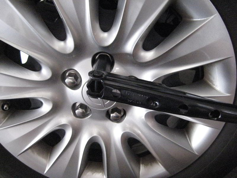 Chrysler-200-Rear-Disc-Brake-Pads-Replacement-Guide-031