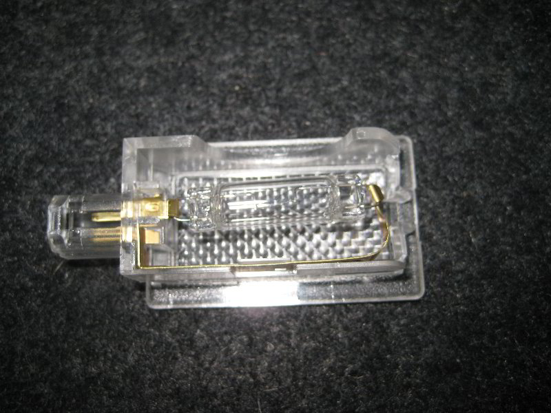 Chrysler-200-Trunk-Light-Bulb-Replacement-Guide-009