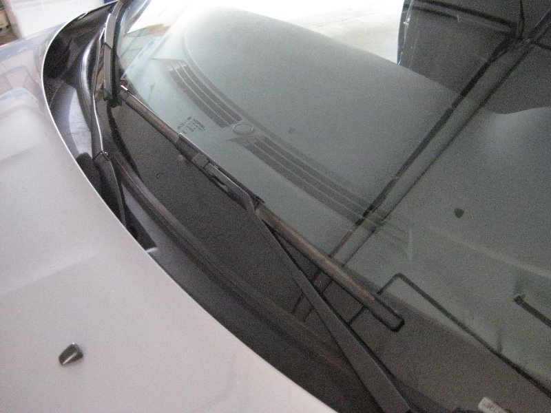 Chrysler-200-Windshield-Wiper-Blades-Replacement-Guide-001