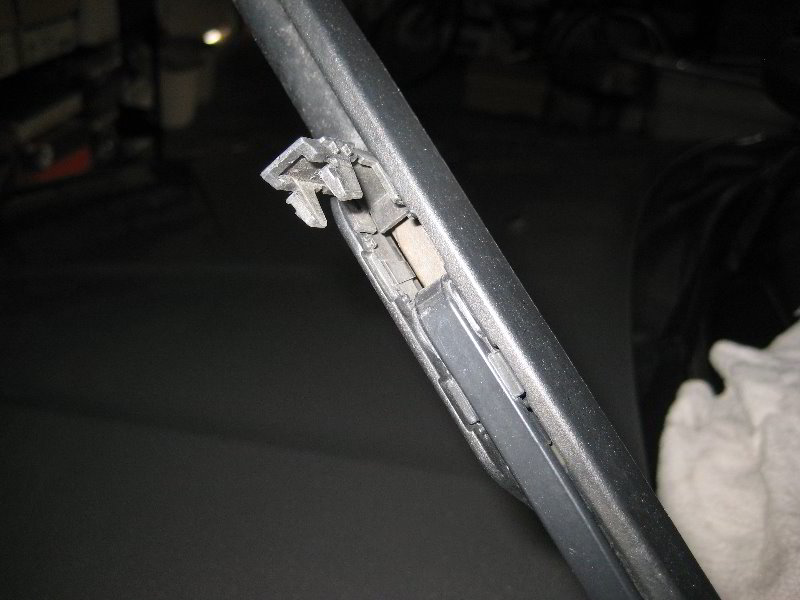 Chrysler200WindshieldWiperBladesReplacementGuide005