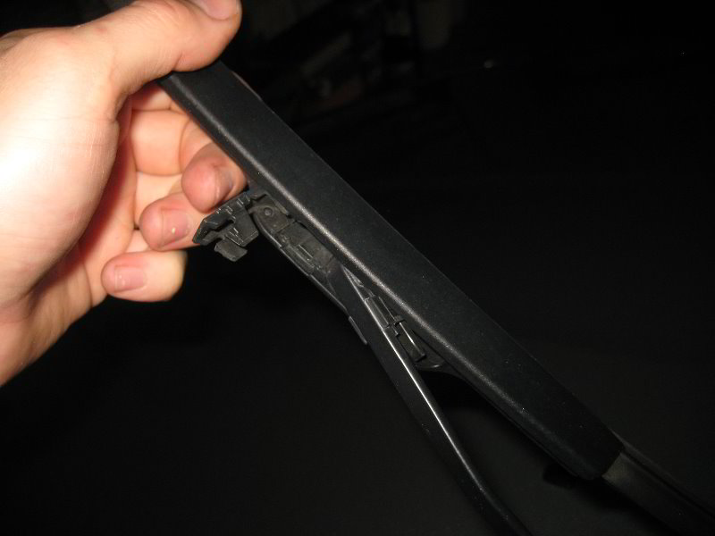 Chrysler200WindshieldWiperBladesReplacementGuide006