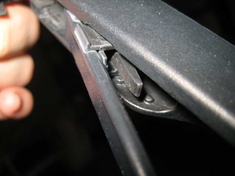 Chrysler-200-Windshield-Wiper-Blades-Replacement-Guide-007