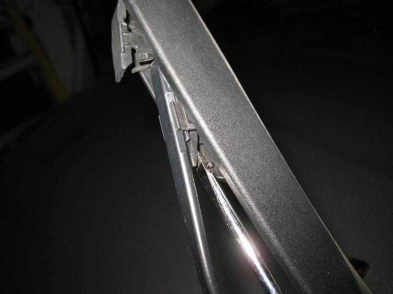 Chrysler-200-Windshield-Wiper-Blades-Replacement-Guide-008