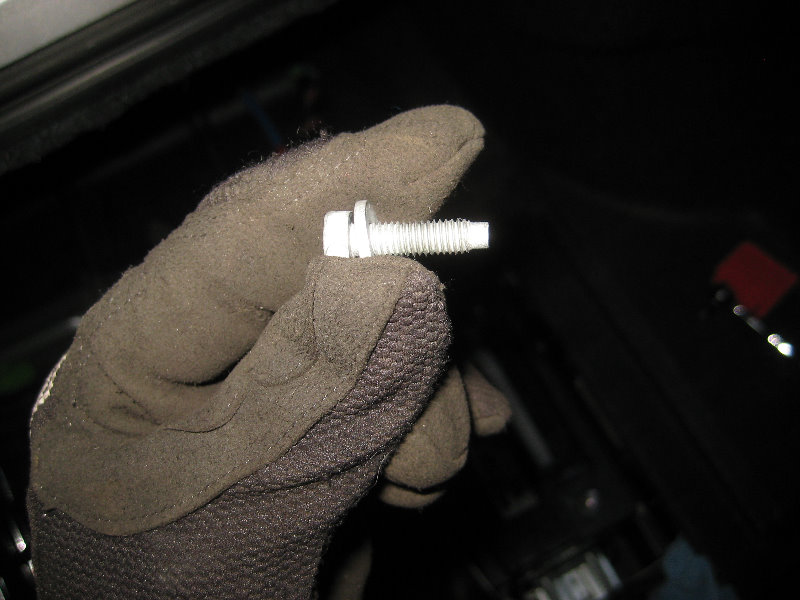 Chrysler-300-Sedan-12V-Automotive-Battery-Replacement-Guide-024