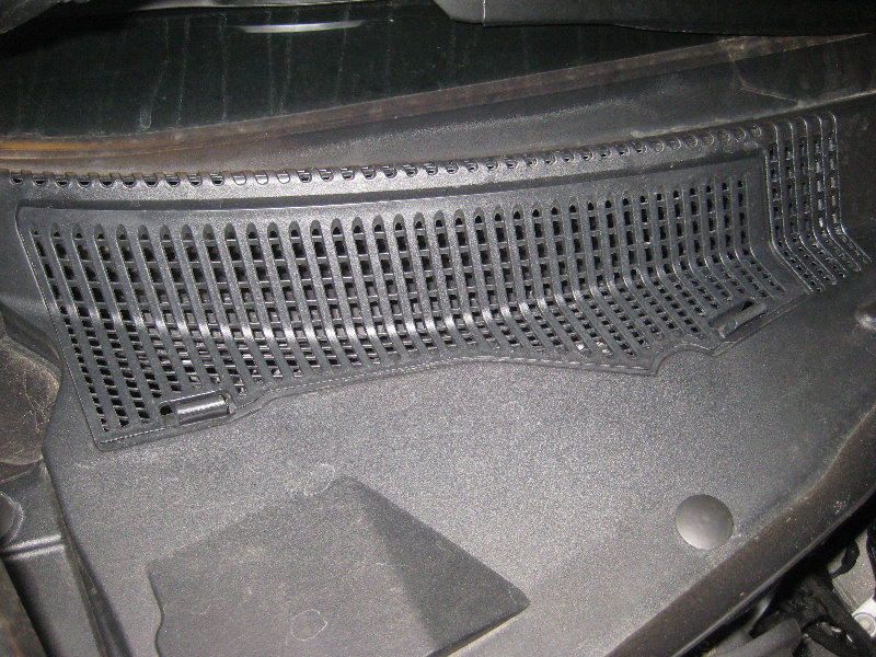 Chrysler-300-Cabin-Air-Filter-Replacement-Guide-002