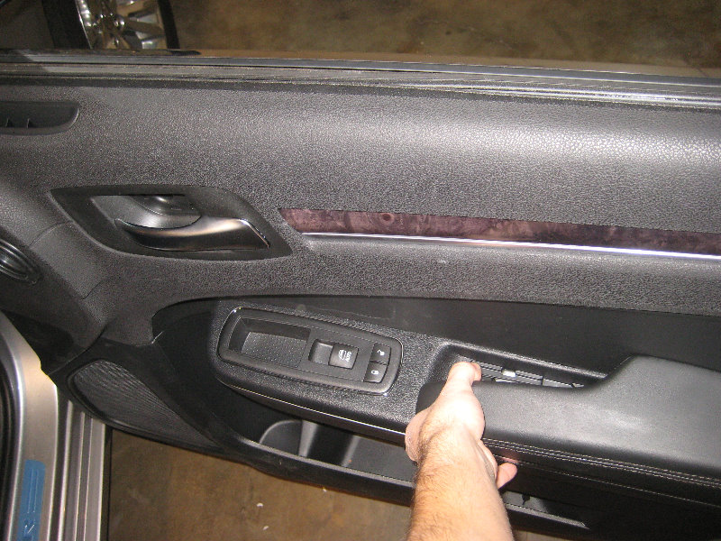 Chrysler-300-Interior-Door-Panel-Removal-Speaker-Upgrade-Guide-022