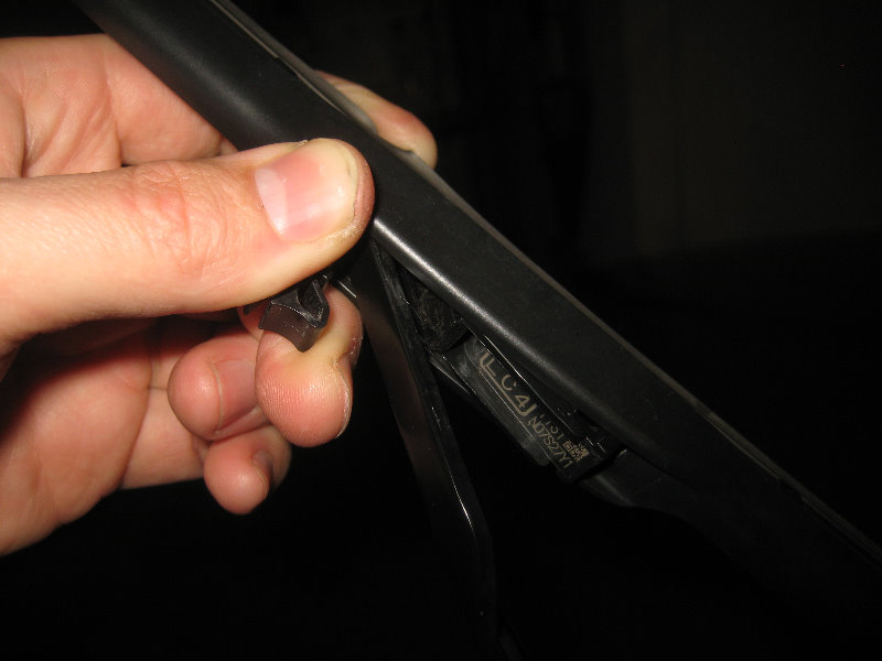 Chrysler-300-Windshield-Wiper-Blades-Replacement-Guide-007