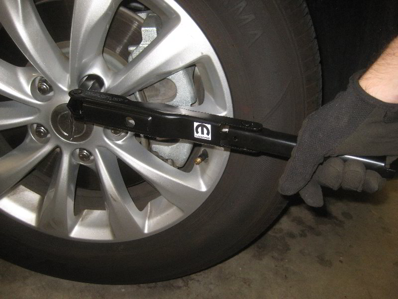 Chrysler-Pacifica-Minivan-Front-Brake-Pads-Replacement-Guide-002