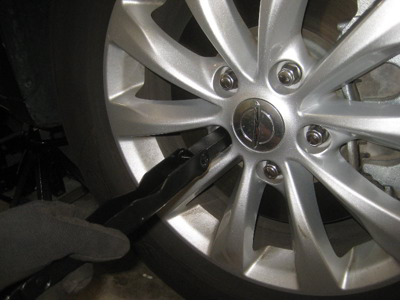 Chrysler-Pacifica-Minivan-Front-Brake-Pads-Replacement-Guide-004