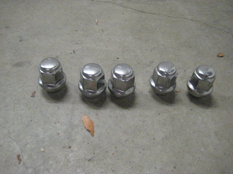 Chrysler-Pacifica-Minivan-Front-Brake-Pads-Replacement-Guide-005