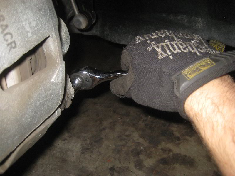 Chrysler-Pacifica-Minivan-Front-Brake-Pads-Replacement-Guide-009