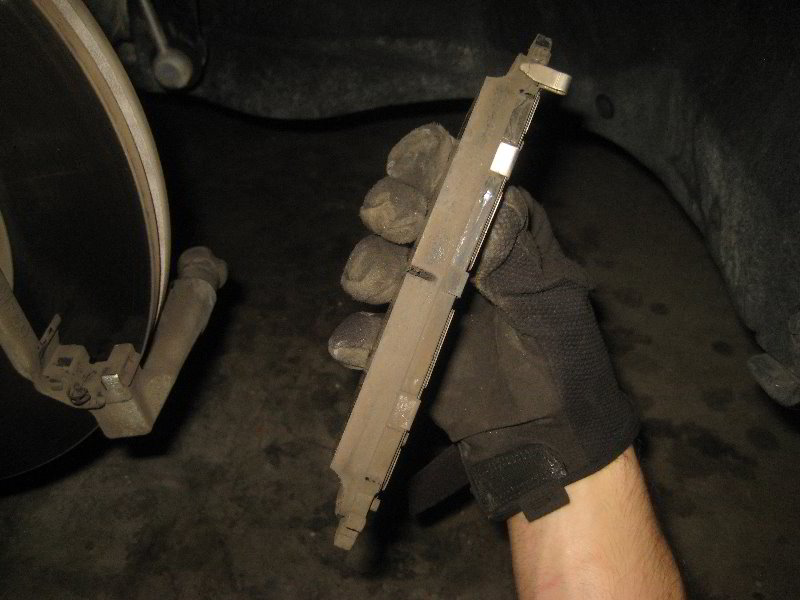 Chrysler-Pacifica-Minivan-Front-Brake-Pads-Replacement-Guide-015