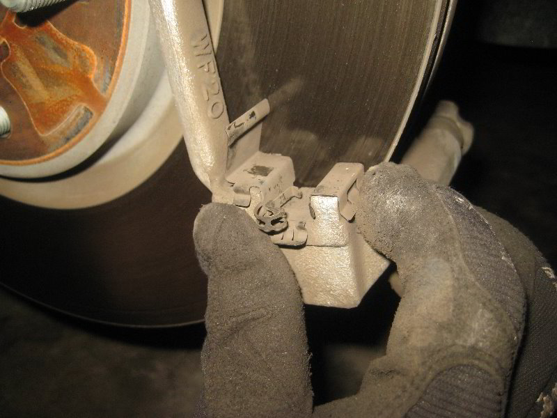 Chrysler-Pacifica-Minivan-Front-Brake-Pads-Replacement-Guide-016