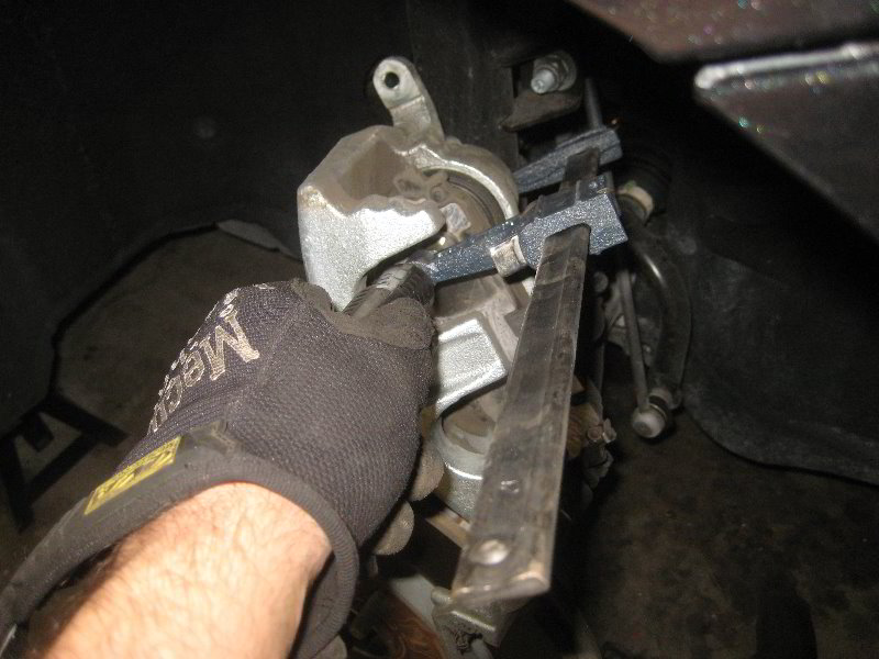 Chrysler-Pacifica-Minivan-Front-Brake-Pads-Replacement-Guide-023