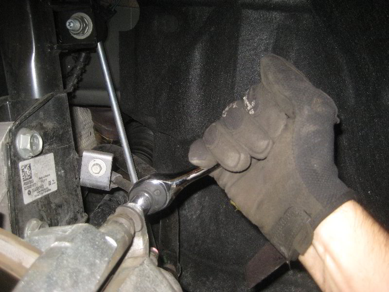 Chrysler-Pacifica-Minivan-Front-Brake-Pads-Replacement-Guide-032