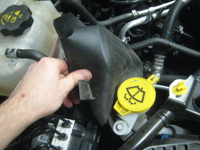 Chrysler-Pacifica-Minivan-Headlight-Bulbs-Replacement-Guide-004