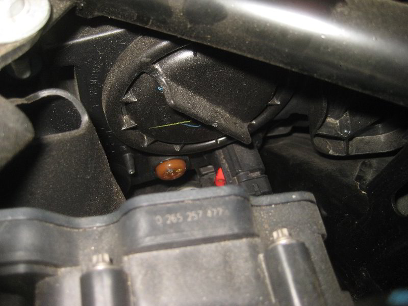 Chrysler-Pacifica-Minivan-Headlight-Bulbs-Replacement-Guide-005