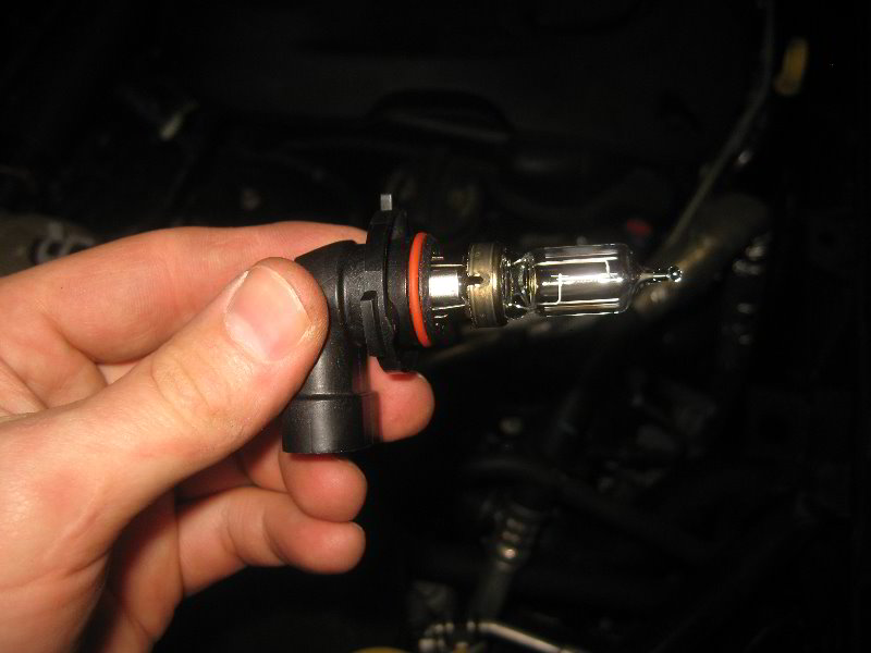 Chrysler-Pacifica-Minivan-Headlight-Bulbs-Replacement-Guide-010